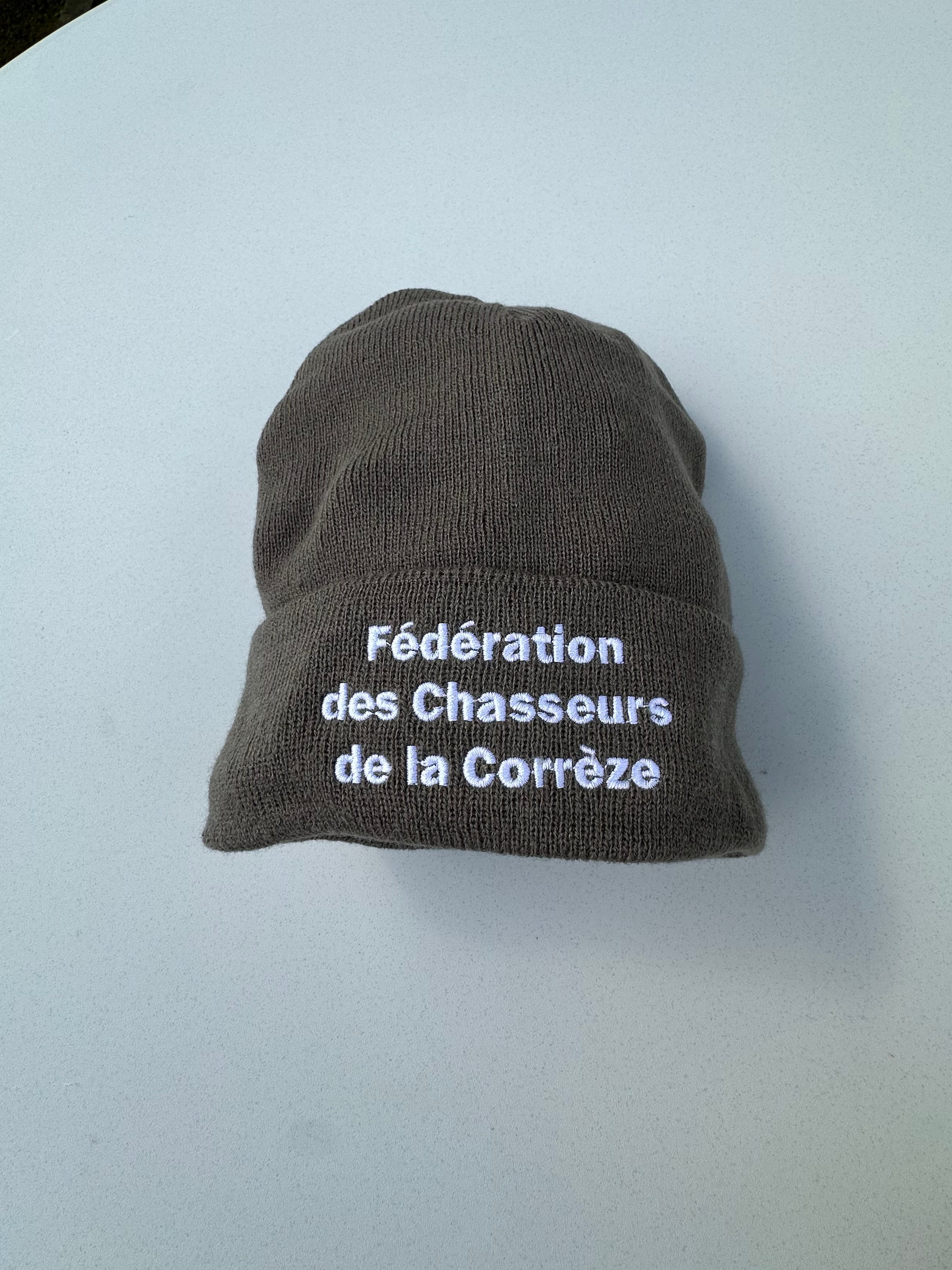 Bonnet en laine kaki avec brodé en lettres blanches "Fédération des Chasseurs de la Corrèze" sur le devant