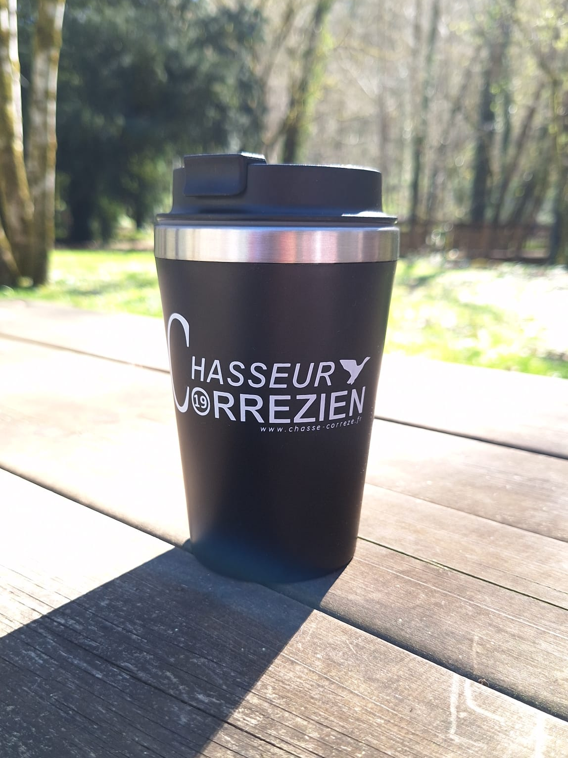 Gobelet noir isotherme à double paroi avec le logo "Chasseur Corrézien"