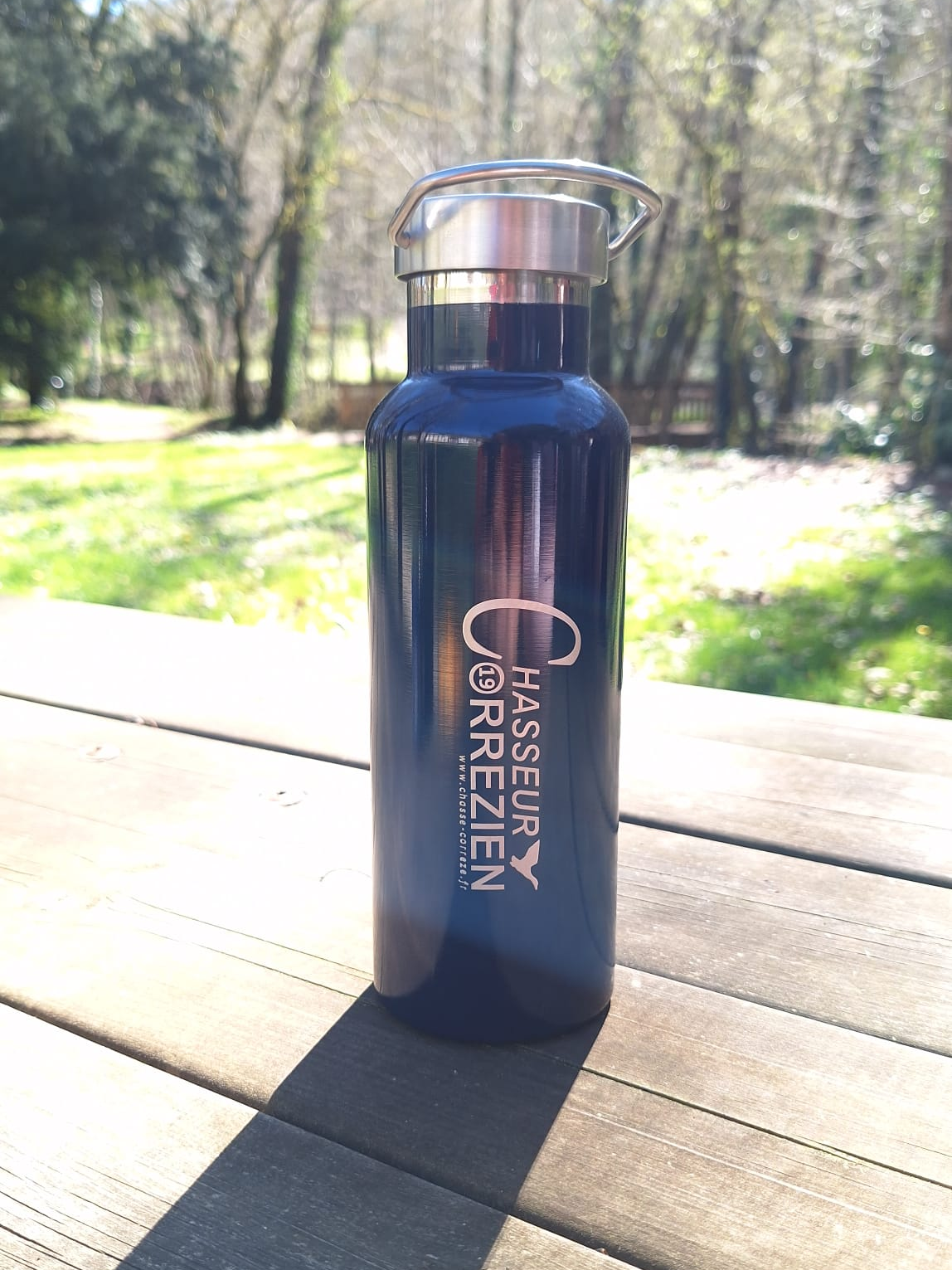 Gourde isotherme bleu foncé avec le logo "Chasseur Corrézien"