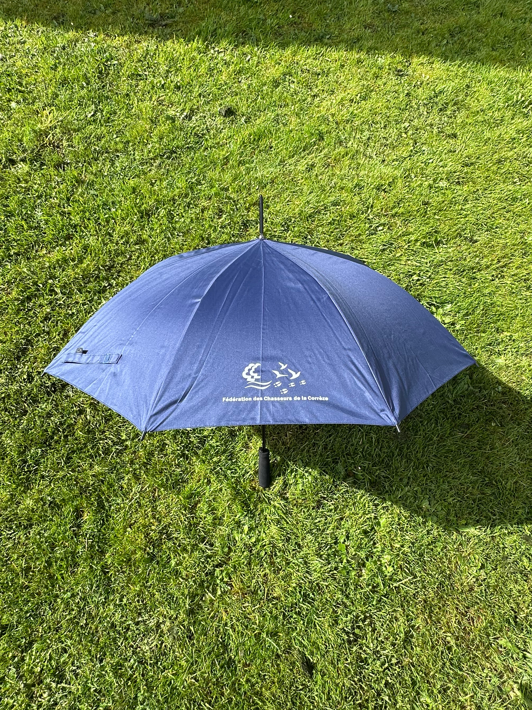 Parapluie bleu avec le logo de la Fédération des Chasseurs de Corrèze