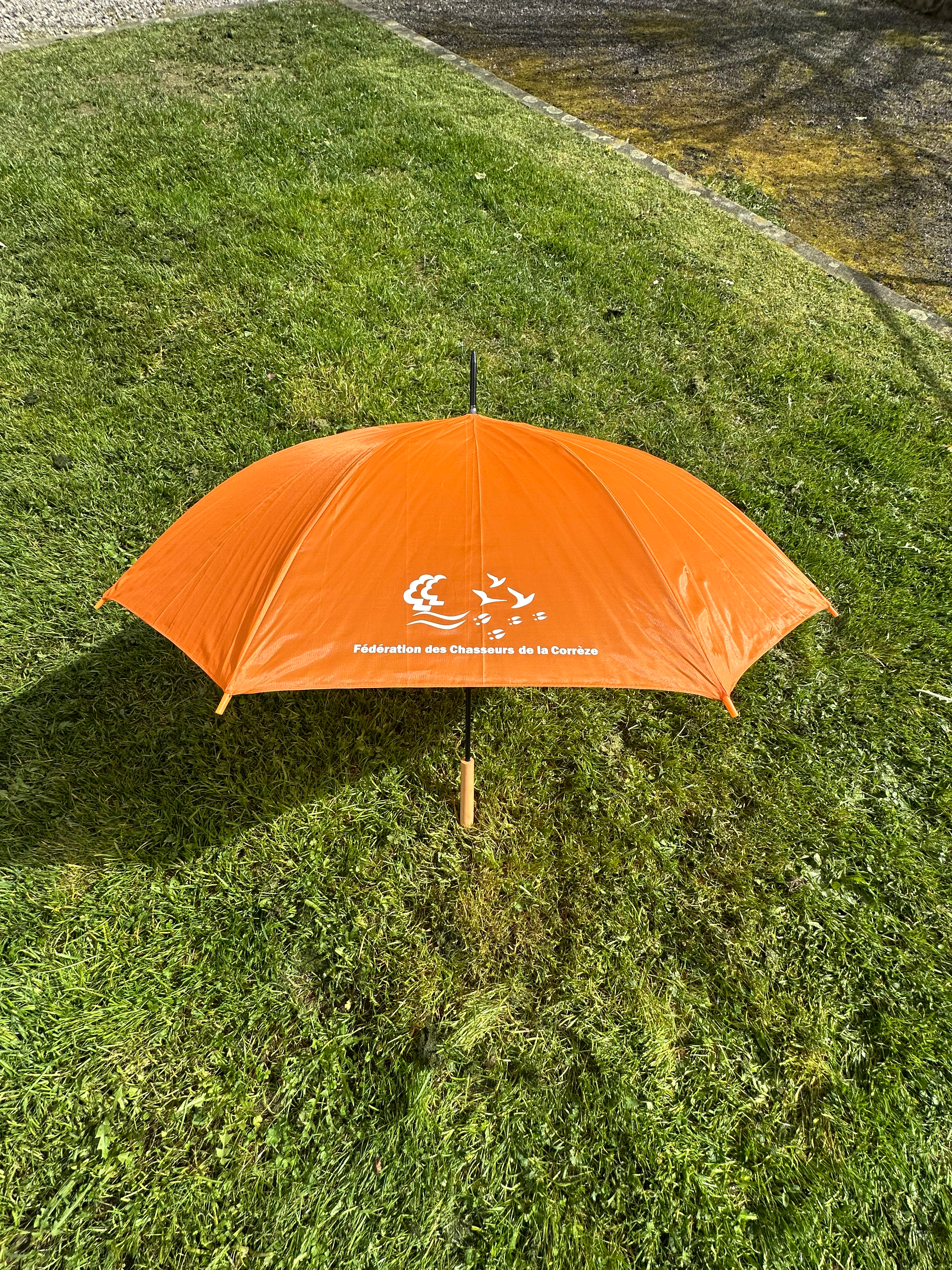 Parapluie orange avec le logo de la Fédération des Chasseurs de Corrèze