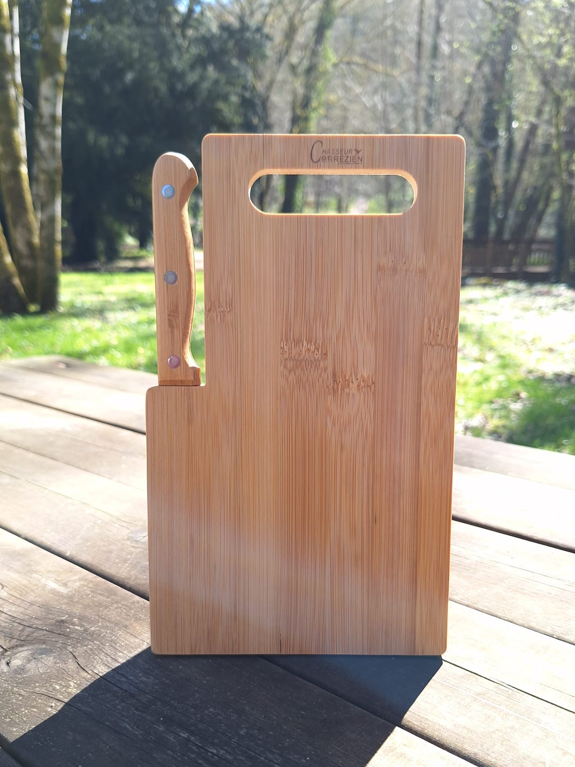 Planche à découper en bois avec le logo "Chasseur Corrézien"