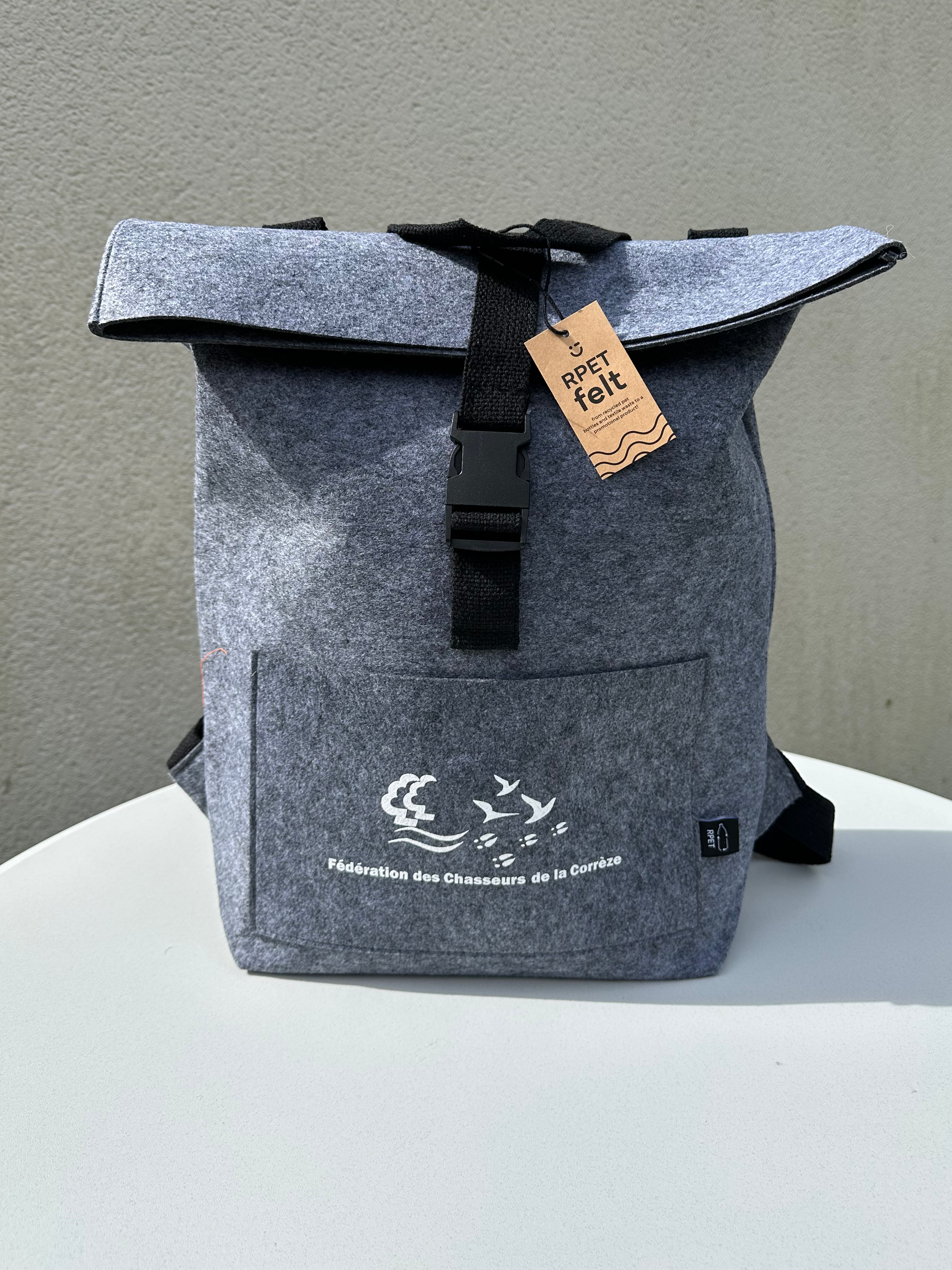 Sac à dos gris en feutre avec le logo de la Fédération des Chasseurs de Corrèze