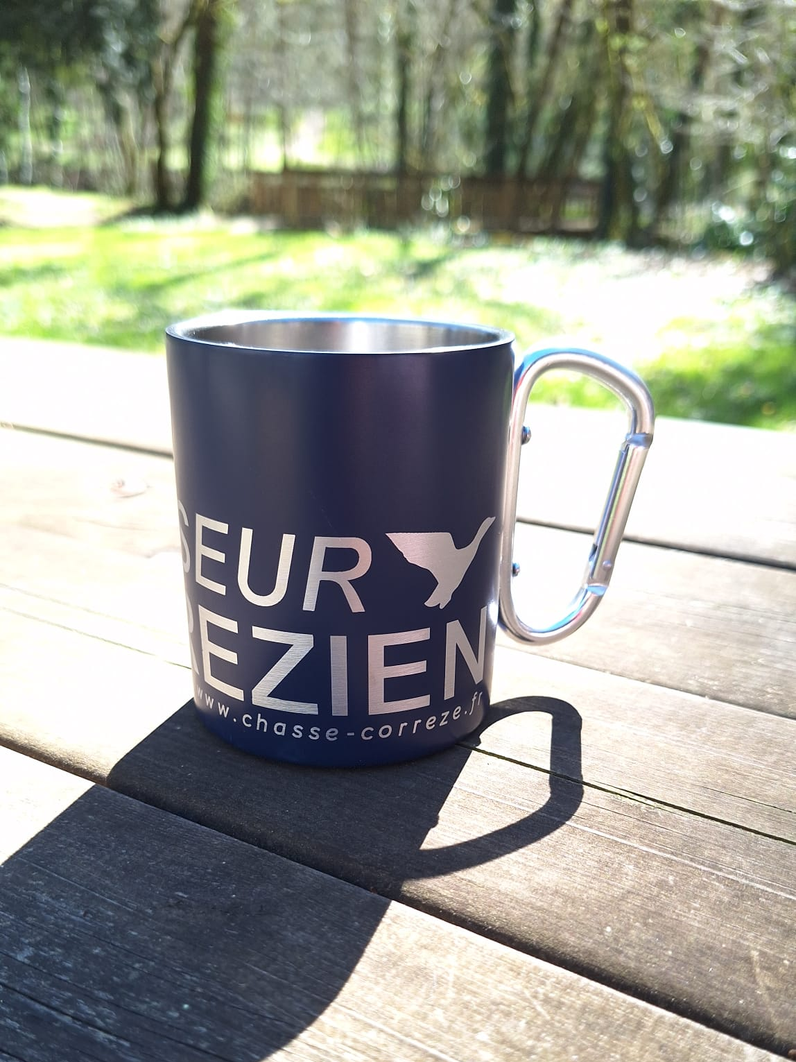 Tasse en métal bleu foncé avec une anse en forme de mousqueton, avec le logo "Chasseur Corrézien"